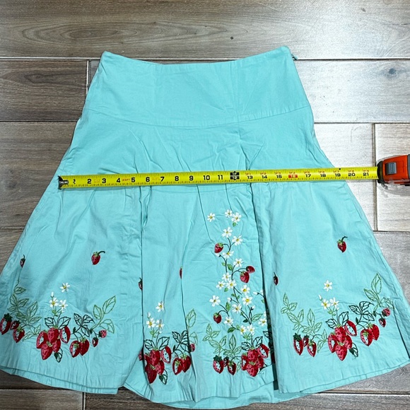 Vintage Anthropologie elevenses size 6 circle skirt, with strawberries - Picture 7 of 9